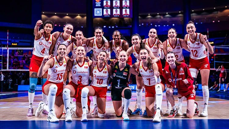 didem1972's tweet photo. Canım Kızlar 📷📷📷📷📷  Veeeeee Finaldeyiz
#FileninSultanları
📷 Türkiye 3 - 0  Çin 📷 https://t.co/y9IyqFCYxU