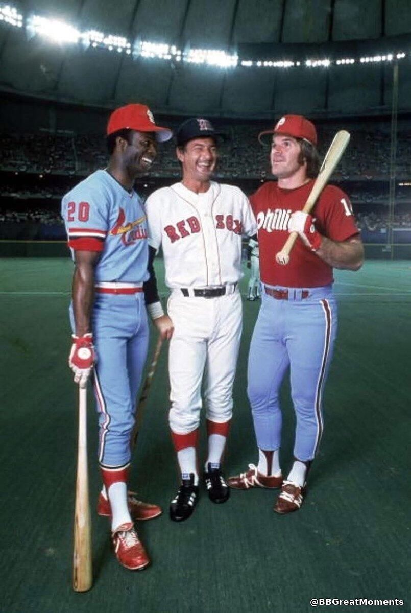 BBGreatMoments's tweet photo. Pete Rose, Carl Yastrzemski and Lou Brock before the 1979 All-Star Game.

Rose already had 3,000 hits. Brock would get there less than a month later. Yaz would join them in September.

Three men who finished with 10,698 hits between them. https://t.co/p9RRJF3qjq
