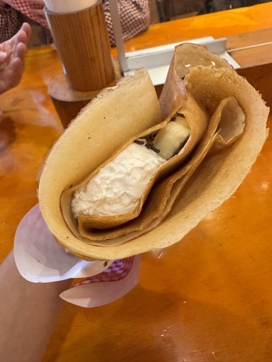 sno_absk's tweet photo. ダンスレッスン後に家族で定食屋さんに行ったら、このすんばらしい笑顔のポスターを発見！！癒し！！！

がっつりハンバーグ定食を食べて、生クリームチョコバナナクレープ♪幸せだ〜🥹✨

花火大会の混雑とゲリラ豪雨に巻き込まれると思ってたけど、すんなり帰ってこられて良かった😂w https://t.co/LcgGHgLiWC