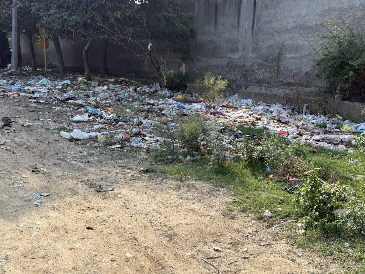 _aloksingh2's tweet photo. @OfficialGNIDA Hello, my name is Alok Singh. Our plant is next to Vihaan Homes in Bisrakh. There is a pile of garbage on the road we use regularly, but the authorities never arrange cleaning here. I am attaching images for reference. https://t.co/mN5Gy6s6JK