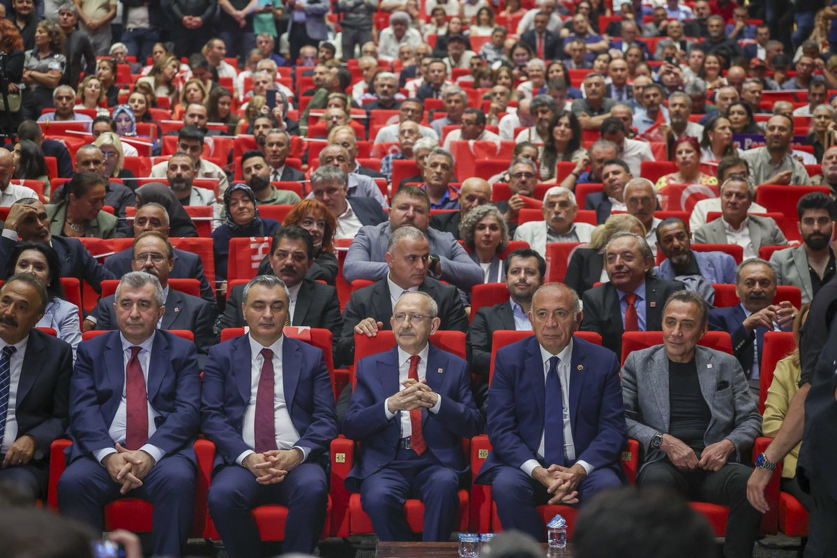 herkesicinCHP's tweet photo. Genel Başkanımız Kemal Kılıçdaroğlu, İstanbul Sarıyer’de düzenlenen üye katılım töreninde partimize katılan yeni üyelerin rozetlerini taktı. https://t.co/gP5q0POh2E