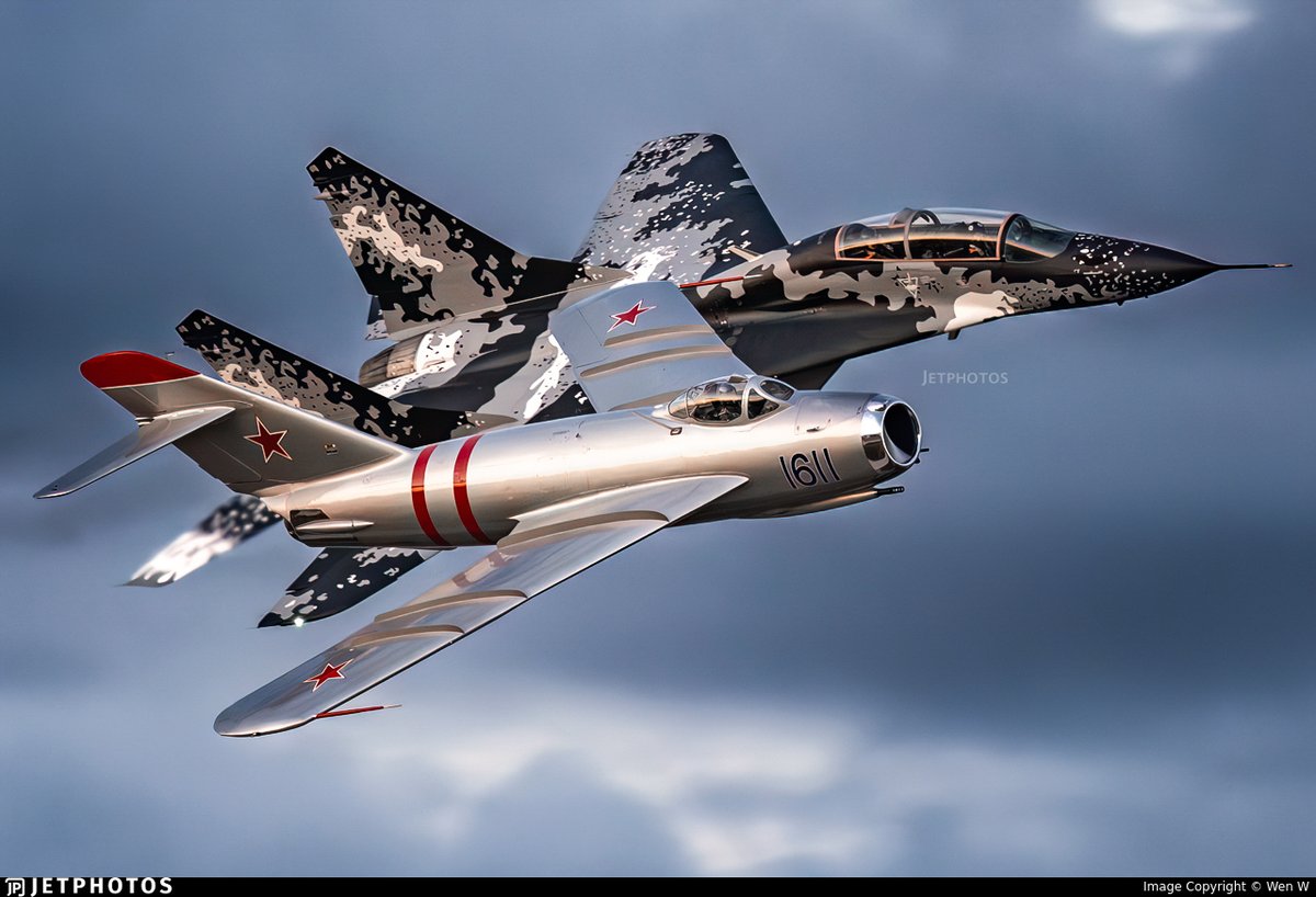 JetPhotos's tweet photo. Formation flying at Oshkosh, 2023. https://t.co/JAOPAqtuZ4 © Wen W https://t.co/iKHoQAPuHo