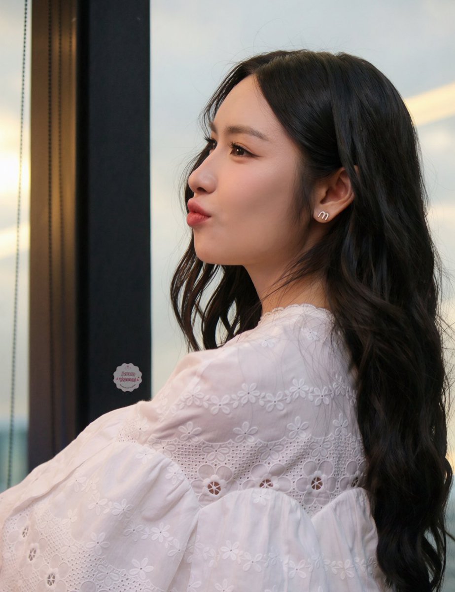 AnunKamol's tweet photo. หันข้างก็สวยหน้าตรงก็ยิ่งสวยย อยู่ไม่ไหวอยู่ไม่หวายยยย😽💗

STARLIGHT WHISPERS WITH LK
#LOOKKAEWxSHIENMOJI
#lookkaewkamollak https://t.co/WQmE7DA83Q