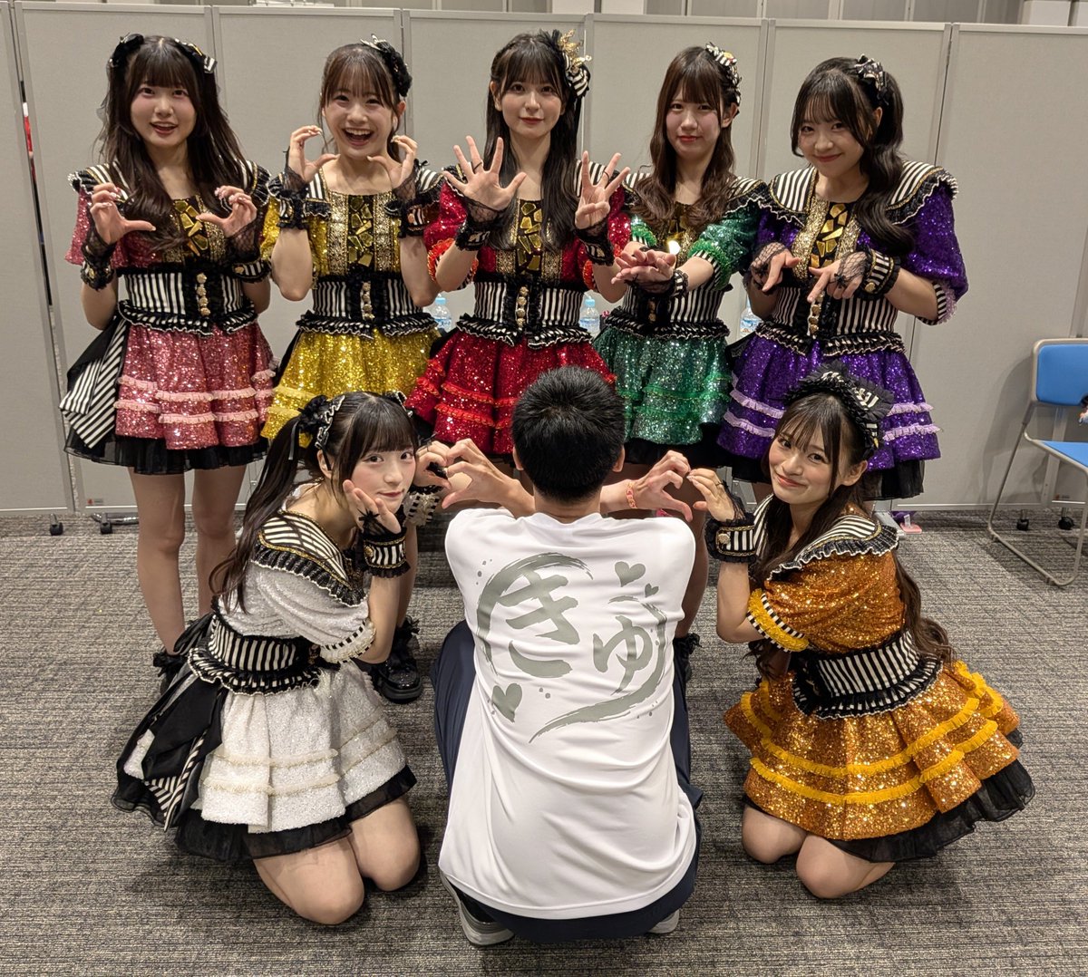 kanegon_daaa's tweet photo. この集合写メに入るときにあみちゃんが「35歳と1日のかねごんだ！」って急に言うから、顔見えてないけど笑ってる
今日もみんな祝ってくれて幸
#きゅ～くる https://t.co/1H3dWTeSFh