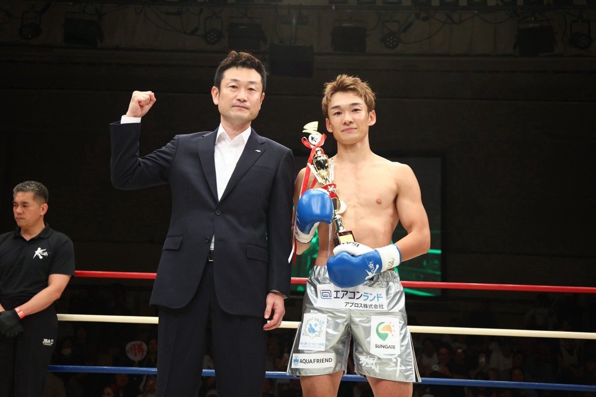 K1GYM_OMIYA's tweet photo. 本日Krush190での浜名颯斗の試合、開始45秒練習した三半規管への右フックでKO勝ちしました！

K-1グループでデビューした選手のデビュー以来連続KO数4戦4勝4KOはグループ新記録です！
(デビュー以来3戦3勝3KOはレオナ・ペタス選手、林健太選手、上野奏貴選手等6名)

しかも3戦連続1ラウンドKO勝利。
↓ https://t.co/b6RlB562US