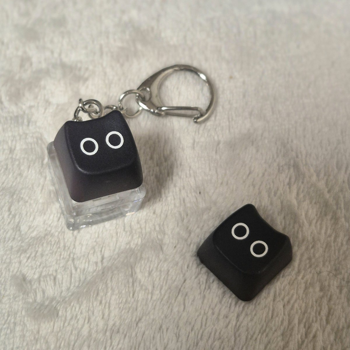 Nyaoo_Cos's tweet photo. 나 굿즈 나온거..
실물 자랑할래...
애옹이 클리커..봐줘...ㄱㅇㅇ...🤣 https://t.co/7msmIJxdxe