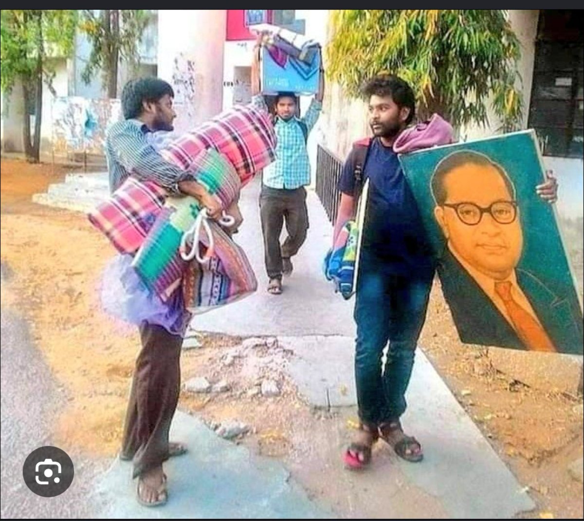 priyanka2bharti's tweet photo. This all started with the martyrdom of Rohith Vemula

इस देश के शिक्षण संस्थानों में एक सड़न सी आ गई है, रोहित इसके शिकार हुए। उनकी शहादत ने देश के छात्रों को पहली बार झकझोरा था। देश भर में #RohithAct की मांग आज भी जारी है।

रोहित ने अपनी आखिरी चिट्ठी में लिखा था "मैं हमेशा एक लेखक बनना चाहता था। विज्ञान पर लिखने वाला, कार्ल सगान की तरह। लेकिन अंत में मैं सिर्फ़ ये पत्र लिख पा रहा हूं।.... एक आदमी की क़ीमत उसकी तात्कालिक पहचान और नज़दीकी संभावना तक सीमित कर दी गई है। एक वोट तक।"

लेकिन रोहित की इस आखिरी चिट्ठी ने मेरे जैसे लाखों युवाओं के भीतर ये जज्बा भरा कि हम एक वोट तक सीमित नहीं रहेंगे..! पिछले 12 सालों से पल रहे गुस्से ने एक उबाल का रूप लिया, जिसका एक पड़ाव आज हमने देखा।

मोदी का डर अब इस देश के युवाओं में खत्म हो चुका है। आज का माहौल है: अभी तो ली अंगड़ाई है, आगे और लड़ाई है!

रोहित आज आप बहुत याद आए 🥺