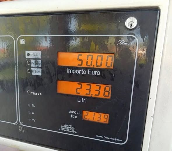 RobertoAvventu2's tweet photo. Gasolio a 2,139€/L
Con 50€ faccio 23 litri.
AI TG? Silenzio.Politici ? Silenzio.
Si parla del gioielliere, del marocchino, di quei 4 maranza decerebrati , di Temptation island…
Di tutto, tranne di quanto costa andare a lavorare ogni mattina!
Distrarsi è gratis. Riempire il serbatoio no.