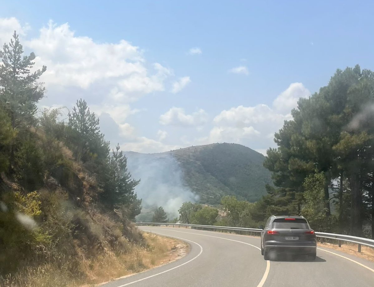 Meteoavila2's tweet photo. ℹ️‼️ Se declara nuevo incendio forestal en la carretera que une Navatalgordo con Navalacruz a la altura de Los Aguilones (#Ávila). https://t.co/afEoYvvkkS