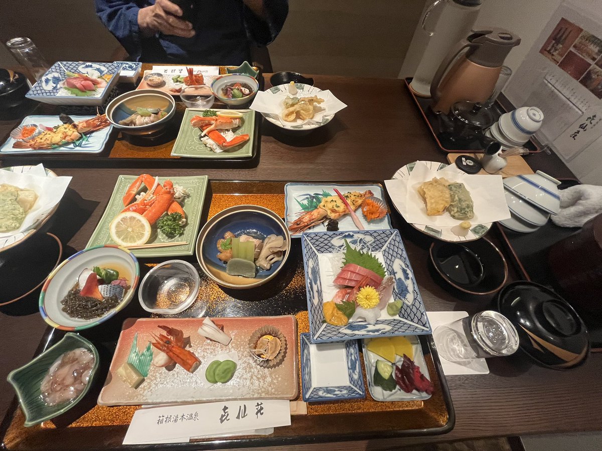 riematsui's tweet photo. 先日の海の日、箱根湯本の旅館、喜仙荘でロビーコンサートに出演してきました。今年はソプラノの米田七海さんと。初めましてなのに演奏は息ピッタリで、その後温泉でもたくさん喋って嬉しかったなぁ🥰靖先生とも1年ぶり���いつも珍しい曲チョイスしてきて楽しい☺️皆さんありがとうございました✨ https://t.co/KX3IDGfS2e