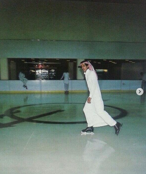 Riyadh_Zamaan's tweet photo. شابٌ يتزلّج في مركز فال بمدينة #الرياض، 
خلال الثمانينات الميلادية.
ثوبٌ وشماغ… وحذاءٌ ينطلق فوق الجليد.
مشهدٌ صغير، لكنه يروي كيف كانت الرياض تستقبل هواياتٍ جديدة، وتمنح شبابها مساحات مختلفة للترفيه والتجربة.

#الرياض_زمان https://t.co/ZvfwCtzSqf