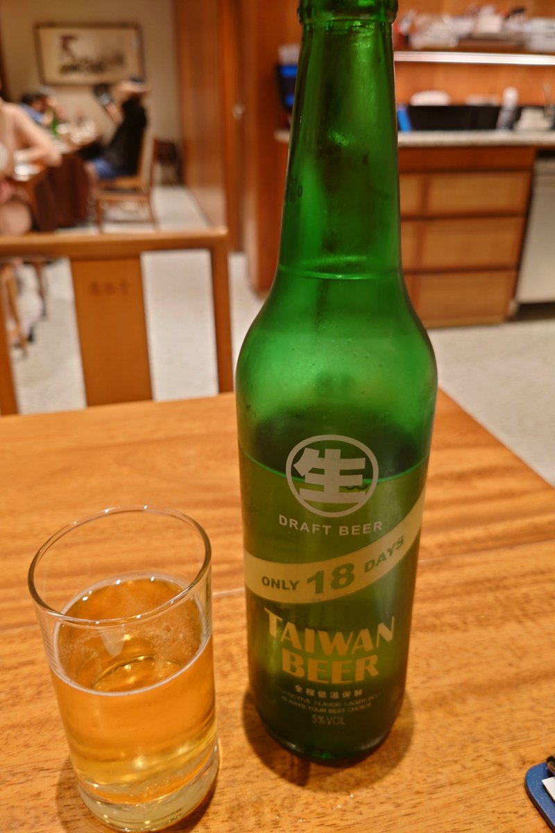 JUN791209's tweet photo. 台湾・台北市の鼎泰豊新生店にて夜ごはん。日本にも支店がありますが、台湾旅行の度に訪問してしまいます😂
小籠包、茄子の醤油漬、海老炒飯を注文。薄皮のきめ細かい包み方はやはり鼎泰豊、アツアツのスープが最高です😊
パラパラ海老炒飯も安定の旨さです🌟 https://t.co/BbAaMclmTc