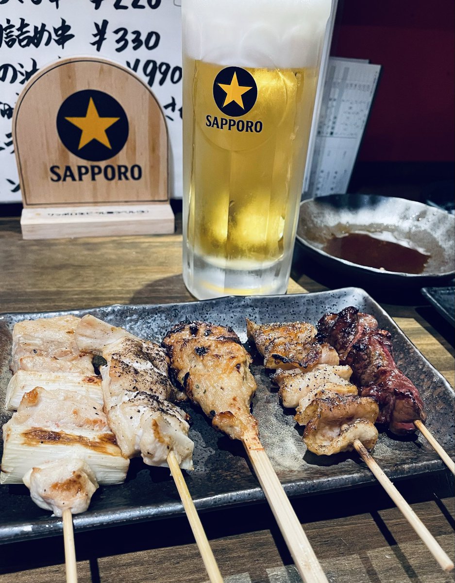 eiji12121's tweet photo. 焼き鳥屋さんで
食べる焼き鳥は美味しい🤤✨ https://t.co/A9eUQS6uwA
