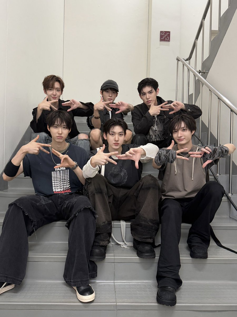 kickflip_jype's tweet photo. 📸ᴋɪᴄᴋᴋɪᴄᴋᴅᴀʏ

260725
KM CHART AWARDS 2026

🏆 ULTIMATE 12

위플립과 함께여서 망설임 없이 달릴 수 있었던 순간들!🛹💥
한 걸음씩 채워가는 우리들의 이야기,
앞으로의 여정도 멈추지 않고 함께 달려요🏃💨

#KickFlip #킥플립 https://t.co/XWqtnfltDL