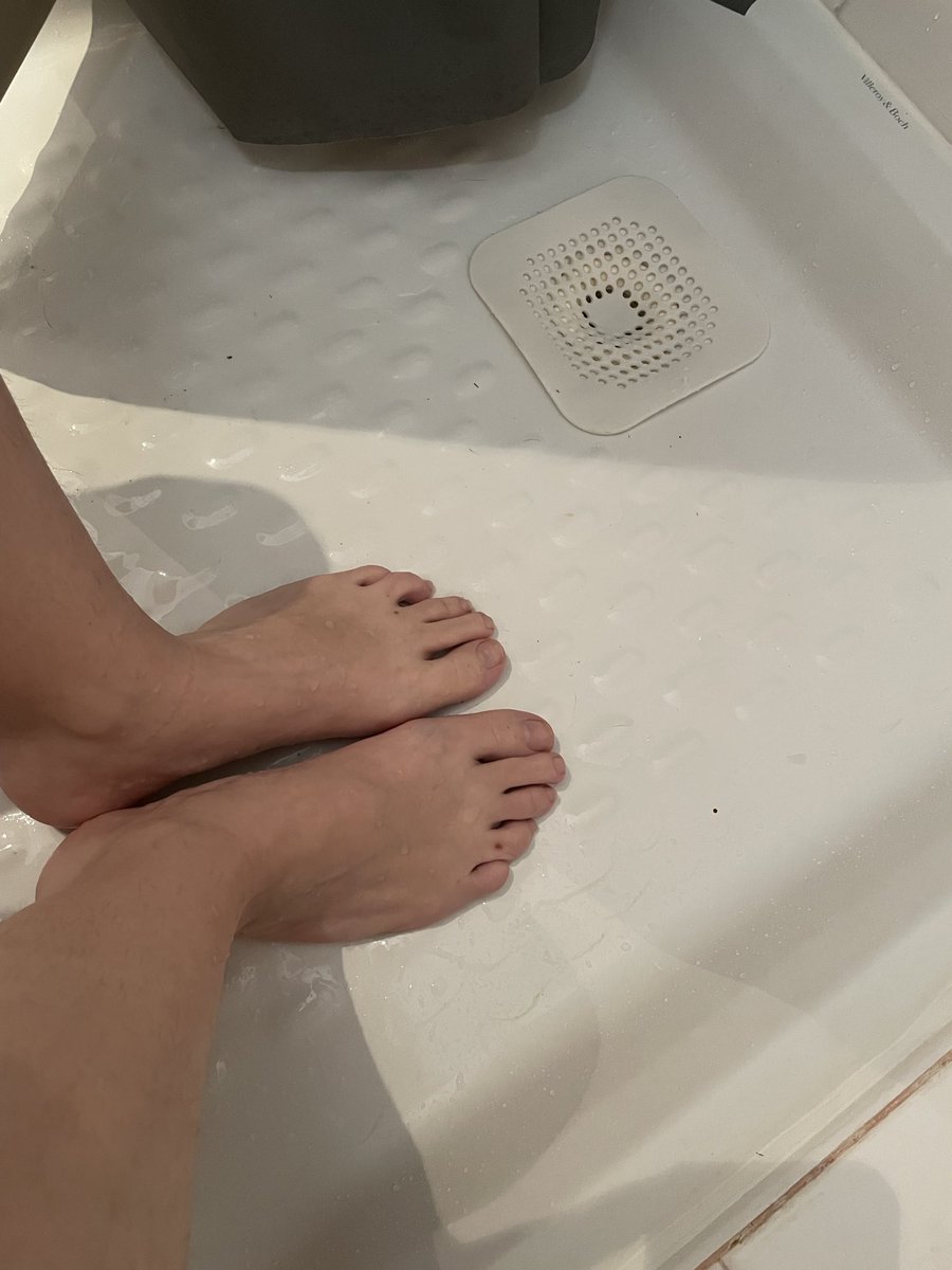 Cozyteddy20's tweet photo. 10 minutes de vélo pour rentrer sous le vent, mes jambes ont bien bossé aujourd'hui ! Heureusement, la douche chaude arrive à point nommé. 🚴‍♀️💦 #RetourDuTaf #feetsousladouche #FinDeJournee 
https://t.co/FWNATvvIOP https://t.co/YHGS1GpS0j