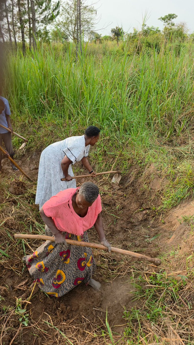 LarooPece's tweet photo. Her worship @GifterAber once again joined the people of Twonokun in cleaning our community water source after participating in the clean-up of the Gulu Main Market, Bus Park and several streets.

A clean and safe water source is essential for a healthy community. https://t.co/EpzRqtzZ2m