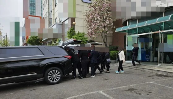 juhyeon6749's tweet photo. 현재 엄청 심각하다는 수도권 전세 충격 근황

아침에 출근하자마자 옆에서 동료 형이 멍하니 한숨 쉬면서 
나를 불러 세우는 거임

너 그 얘기 들었냐면서

평소에 쉬는 시간마다 커피 마시고 인사 잘하던 26살 
그 집돌이 동생이 며칠 전에 집에서 세상을 떠났다더라

처음엔 일 존나 많이 시켜서 과로사라도 한 건가 싶었음

고등학교 때부터 공장 들어와서 집안에 부담 안 주겠다고 
야근에 주말 특근까지 밤낮없이 뛰던 애였거든

근데 알고 보니까 과로 같은 문제가 전혀 아니었음

몇 년 동안 진짜 밥값까지 아껴가며 악착같이 모은 돈 
6,800만 원으로 전세를 구했는데 집주인이 갑자기 9천만 원으로 올려 달라고 한 거임

당장 이사할 돈도 없어서 울며 겨자 먹기로 재계약했는데 얼마 뒤에 그 집이 바로 경매로 넘어가 버림

부동산에서는 절대 문제없다고 걱정 말라더니 집주인은 이미 전화기 꺼놓고 잠적한 상태였음

근데 진짜 문제는 그다음이었음

어느 날 어머니한테 전화가 와서 그냥 안부 묻는 척 이야기
하다가 전화 끊기 직전에 갑자기 엄마 나 2만 원만 보내 줄 수 있어? 라고 물어본 거임

어머니는 이상한 느낌에 10만 원을 보내줬는데 
그게 아들과의 마지막 통화였음

근데 더 충격적인 건 그다음이었음

나중에 경찰이 전세사기 일당들 싹 다 잡았는데 주범 형량이 
1심 징역 15년에서 2심 가니까 7년으로 절반 이상 깎여버림

공범놈들은 무죄나 집행유예로 유유히 걸어 나감

2만 원이 없어서 삶을 포기한 피해자가 있는데 가해자 놈들은 나라에서 형량까지 할인받아 가며 사회로 복귀하고 있는 거임

피해자의 목숨값보다 사기꾼의 인권이 더 대우받는 미친 나라