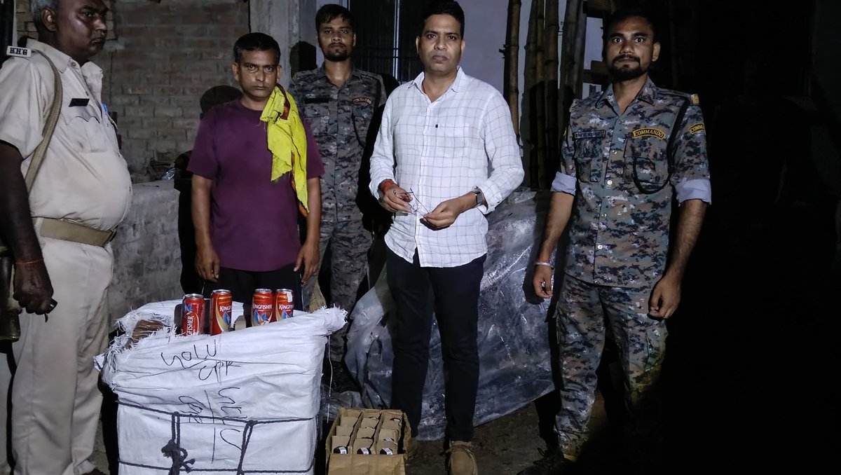 dm_vaishali's tweet photo. 🚨 वैशाली में अवैध शराब के खिलाफ बड़ी कार्रवाई! 🚨

शराबबंदी कानून को प्रभावी बनाने की दिशा में वैशाली प्रशासन का सख्त अभियान लगातार जारी है। महुआ थाना क्षेत्र में उत्पाद विभाग ने बड़ी कार्रवाई करते हुए 81 लीटर अवैध शराब जब्त की और एक अभियुक्त को गिरफ्तार किया। कार्रवाई के दौरान 06 कार्टन किंगफिशर बीयर एवं 01 कार्टन रॉयल स्टैग विदेशी शराब बरामद की गई।

जिला पदाधिकारी श्रीमती वर्षा सिंह के निर्देश पर चल रहे इस अभियान के तहत दोषियों के विरुद्ध विधिसम्मत कार्रवाई की जा रही है। जिला प्रशासन ने स्पष्ट किया है कि अवैध शराब के निर्माण, भंडारण, परिवहन और बिक्री के खिलाफ जीरो टॉलरेंस की नीति जारी रहेगी।

📢 आपकी एक सूचना समाज को सुरक्षित बना सकती है। अवैध शराब से जुड़ी किसी भी गतिविधि की जानकारी तुरंत उत्पाद विभाग या स्थानीय पुलिस को दें।

नशामुक्त वैशाली – सुरक्षित वैशाली। 

@IPRDBihar
@Bihar_PER
#Prohibition #Vaishali #Bihar #ZeroTolerance #NashaMuktBihar