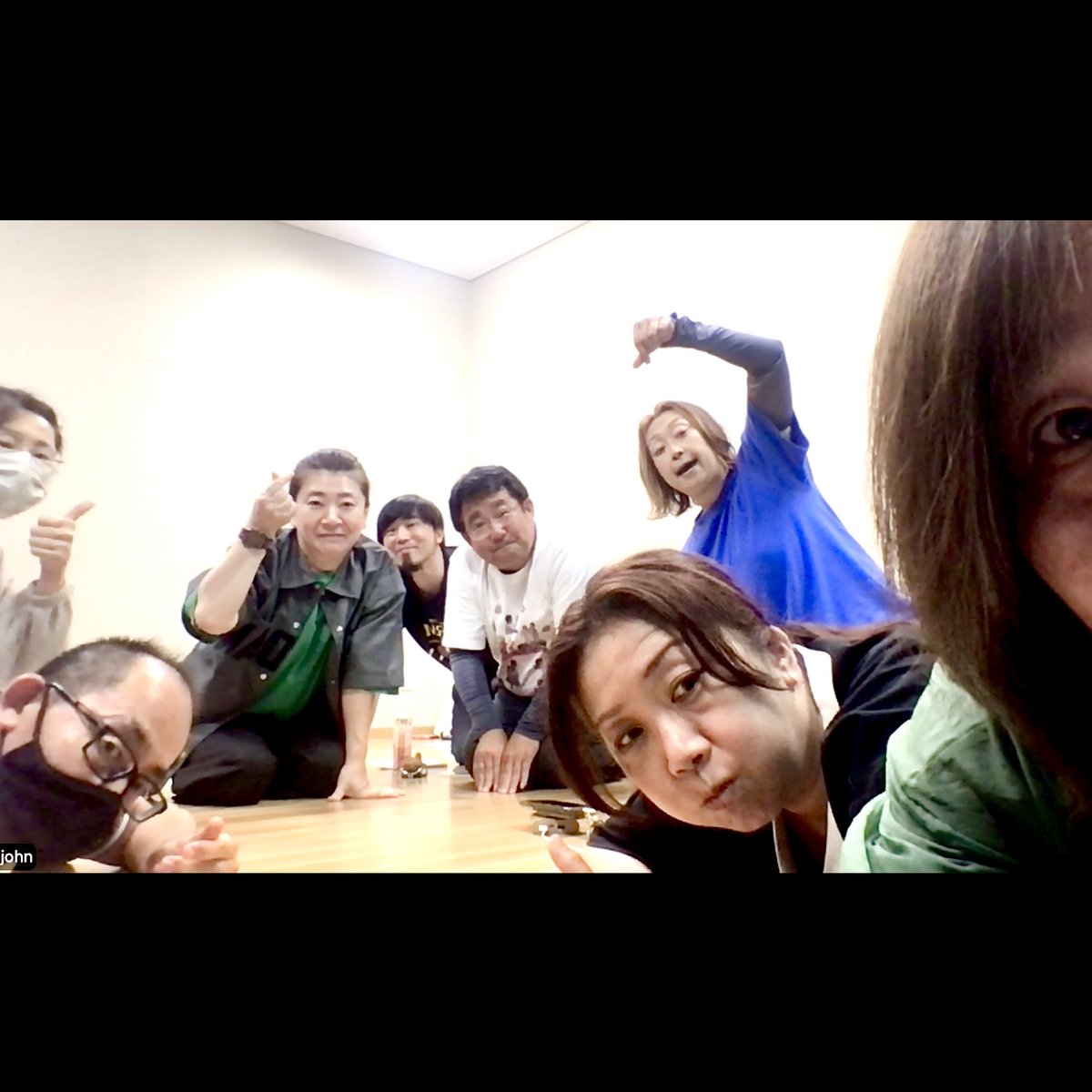 john_pazoo's tweet photo. 今日は大阪とzoomを繋いで脚本読み

宮川ねえさんの声がzoomのノイキャンに引っかかって大変でした🤣

笑い声の絶えない稽古場。
このまま笑い声を大きくしながら本番迎えたいもんです！

劇団PA!ZOO‼︎第37回公演「はい、チーズ」

チケット発売中です👇
○予約フォーム
https://t.co/Pj0nNZC0bJ https://t.co/CkP27aNon7