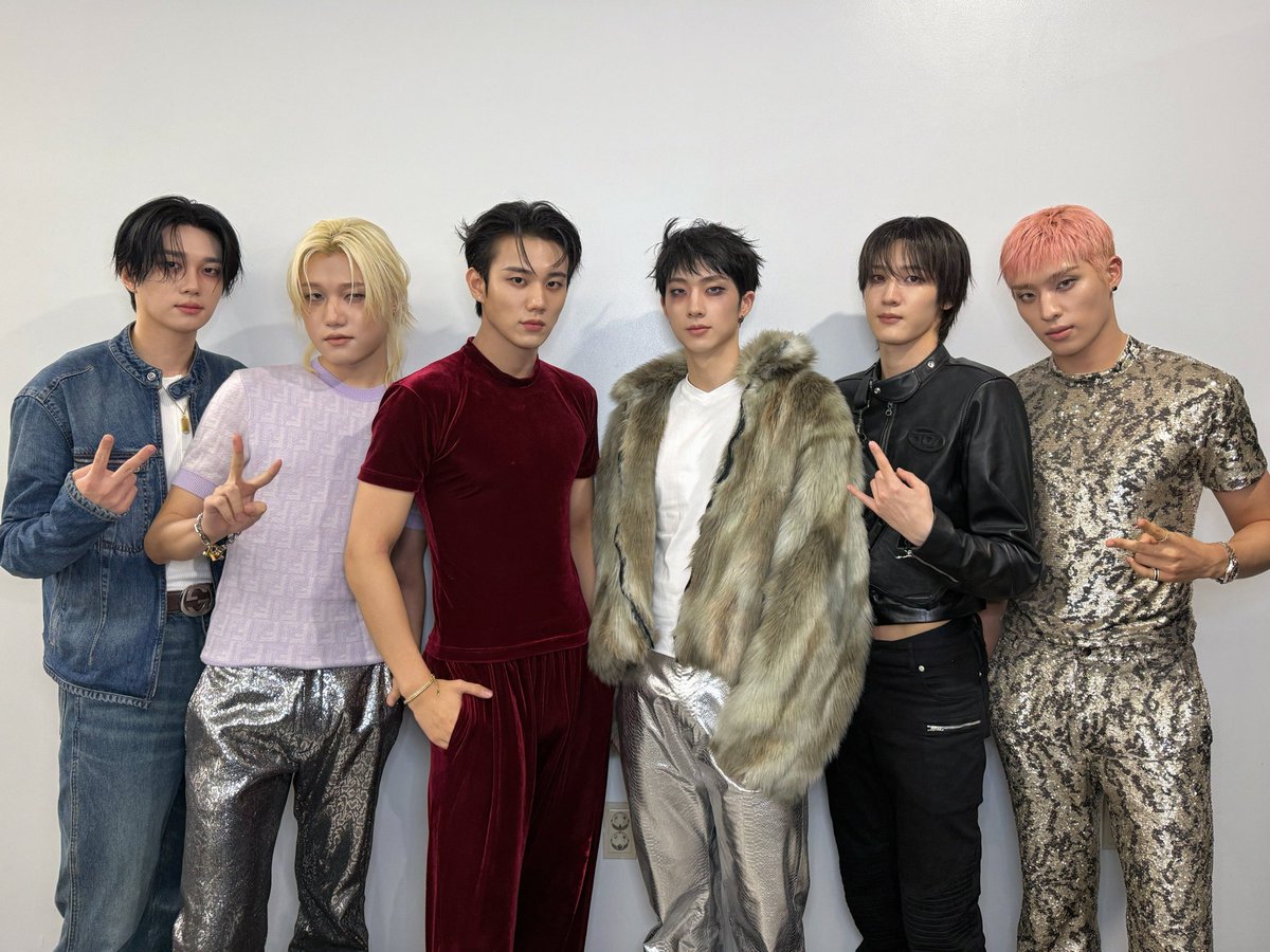 p1hits's tweet photo. theo on fromm 😭

🧩: what’s the concept of today’s outfit..?
☀️: a concept.. idk either ㅋㅋㅋㅋㅋㅋㅋ ask keeho. i heard keeho came up with the styling draft. today keeho looked like some international artist who’d been invited as a special guest

#P1Harmony #피원하모니 #테오 https://t.co/jAB9M6y9SX