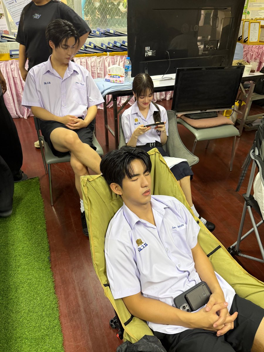 lukepeemsan's tweet photo. เก้าอี้ตัวนี้สบายหรอ ทำไมนั่งแล้วน็อคกันหมด

#GoodBoySeries https://t.co/AqKYuaMk1p