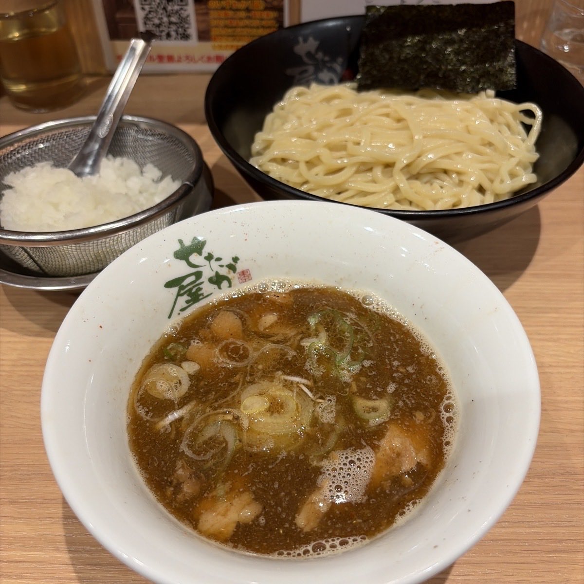 hirofsky's tweet photo. せたが屋@駒澤大学
つけ麺　1,050円

久しぶりのつけ麺。
麺の存在感があったなぁ。
玉ねぎ たくさん+ガツン汁で。
最後はスープ割り。 https://t.co/KNFApfXx0i
