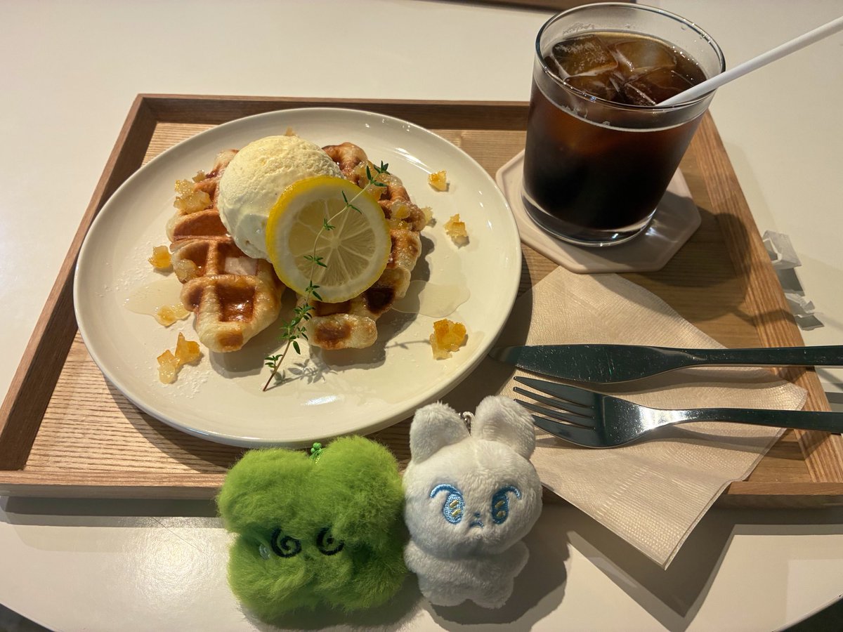 emingo26's tweet photo. 今日も暑かったね☀️
家で涼しくゆっくり（ダラダラ？）過ごそうかと思ったけど
ご近所の友達誘って散歩に😆💕
可愛いお店でお茶して🧇🥤
🍍買った
マンゴーパインって美味しいの？

韓国も暑いよね？
ドヨチ体に気を付けてね
#DOYOUNG #NCT127 https://t.co/TbJeXfRjCC
