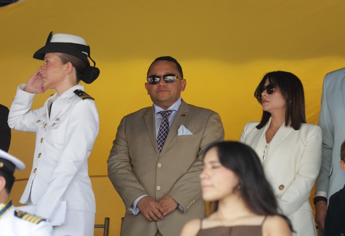 ContraloriaECU's tweet photo. 🇪🇨 #LaNuevaContraloría | Honrar la memoria es también honrar el presente.

👤 El contralor, Dr. Mauricio Torres, participó en la conmemoración del 85° aniversario del Combate Naval de Jambelí, el Día Clásico de la Armada del Ecuador y la ceremonia de Cambio de Mando de las @FFAAECUADOR

⛴️ La actividad se realizó 
con la presencia de altas autoridades del Estado, en homenaje al valor, la entrega y el patriotismo de quienes defendieron al país. 

🏛️ Desde la #CGE reafirmamos nuestro compromiso con una gestión pública transparente, ética y al servicio de los ecuatorianos, inspirados en los valores de responsabilidad, integridad y vocación de servicio que representan nuestros héroes.