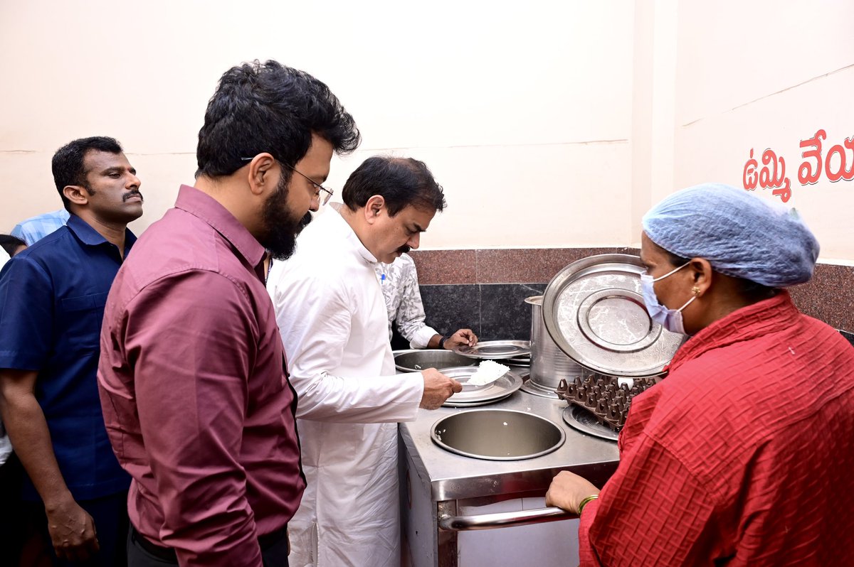 CollectorGuntur's tweet photo. రాష్ట్ర ఆహార, పౌర సరఫరాలు మరియు వినియోగదారుల వ్యవహారాల శాఖ మంత్రి శ్రీ నాదెండ్ల మనోహర్ గారు తెనాలి జిల్లా ప్రభుత్వ ఆసుపత్రిలో నూతనంగా ఏర్పాటు చేసిన తల్లి-నవజాత శిశు సంరక్షణ కేంద్రం (MNCU), మాతృ-నవజాత శిశు సంరక్షణ విభాగం, ఆధునిక వైద్య పరికరాలు, రొమ్ము క్యాన్సర్ స్క్రీనింగ్ ఆప్టికల్ ఇల్యూమినేటర్ పరికరాన్ని ప్రారంభించారు. అనంతరం నిర్వహించిన జిల్లా ఆసుపత్రి అభివృద్ధి సంఘం (HDS) సమావేశంలో ఆసుపత్రి అభివృద్ధి పనులు, మౌలిక వసతులు, ఆధునిక వైద్య పరికరాల సమీకరణ, వైద్య సేవల విస్తరణపై సమీక్ష నిర్వహించి, ప్రజలకు అన్ని రకాల నాణ్యమైన వైద్య సేవలు ప్రభుత్వ ఆసుపత్రుల్లోనే అందుబాటులో ఉండేలా చర్యలు చేపట్టాలని అధికారులను ఆదేశించారు.

జిల్లా కలెక్టర్ శ్రీ సి.యం.సాయికాంత్ వర్మ గారు మాట్లాడుతూ జిల్లాలో వైద్య సేవలను మరింత మెరుగుపరిచేందుకు అవసరమైన అన్ని చర్యలు తీసుకుంటున్నామని తెలిపారు.

ఈ సమావేశంలో తెనాలి రెవిన్యూ డివిజనల్ అధికారి కె. శ్రీరమణి, జిల్లా ఆసుపత్రుల సమన్వయ అధికారి డా. బి.వి. రంగారావు, జిల్లా వైద్య ఆరోగ్య శాఖ అధికారి కె. విజయలక్ష్మి, జిల్లా ప్రభుత్వ ఆసుపత్రి సూపరింటెండెంట్, జిల్లా వైద్య ఆరోగ్యశాఖ అధికారులు, వైద్యులు, ప్రజాప్రతినిధులు, ఆసుపత్రి సిబ్బంది తదితరులు పాల్గొన్నారు.

#NadendlaManohar #CMSaikanthVarma #TenaliGovernmentHospital #MNCU #PublicHealthcare #QualityHealthcare #GunturDistrict #GovernmentHospital #HealthForAll #AndhraPradesh