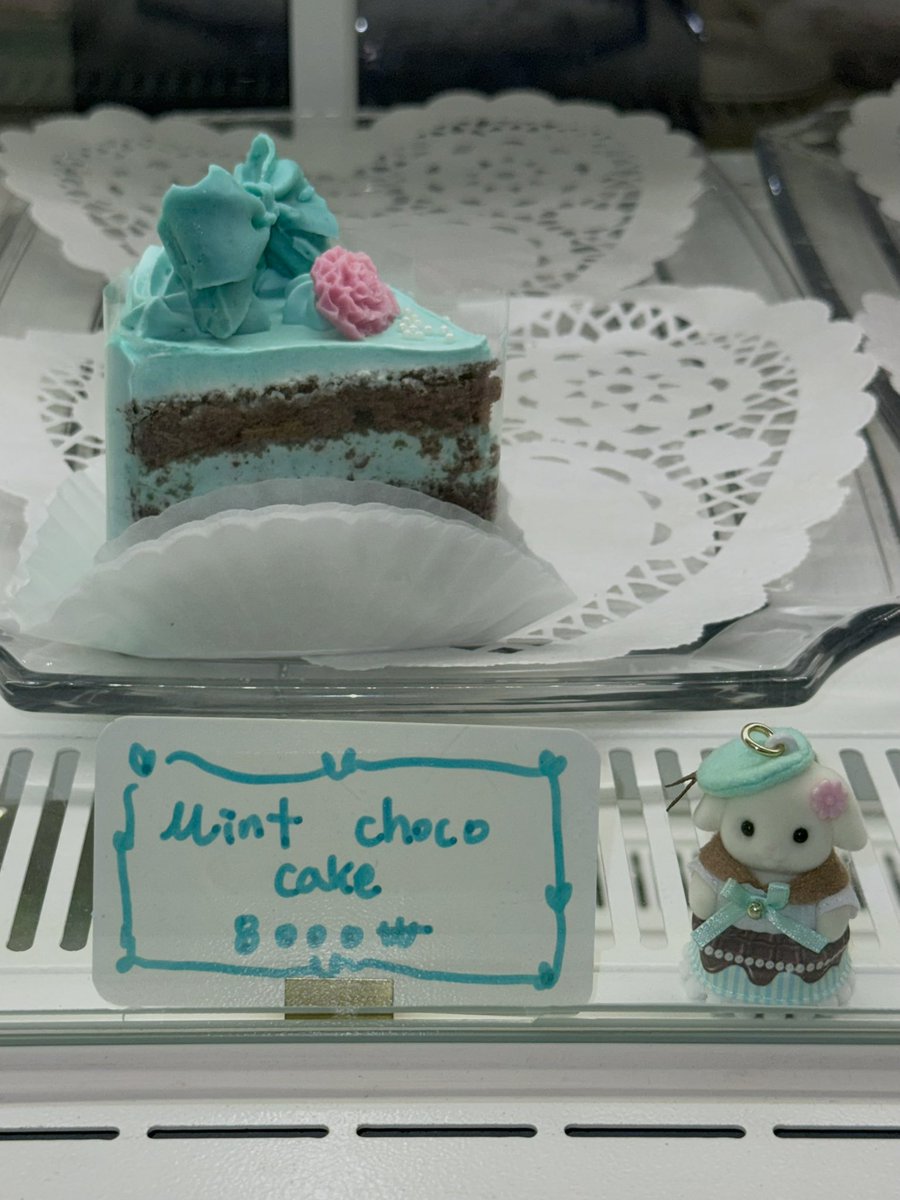 seraphichushof's tweet photo. Mint choco cake https://t.co/e249c6l6oj