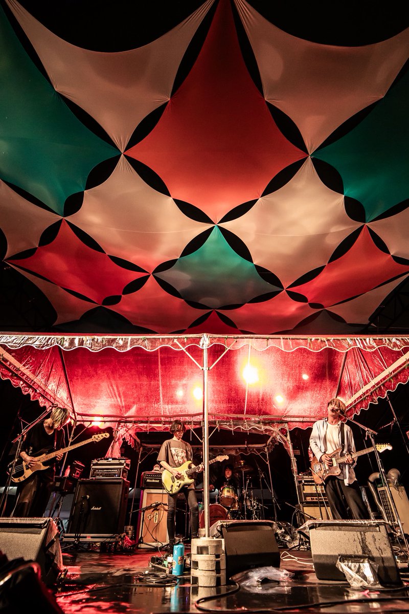 murofes's tweet photo. 【 #ムロフェス2026レポ 】

「great escape」の一音が鳴った瞬間、ステージの景色を一変させるcinema staff。日が落ちたステージに照明が映え、唯一無二の世界観がより際立つ。鋭く熱量あふれるパフォーマンスはフロアを圧倒し、その存在感を鮮やかに刻みつけた。

pic @r2tm4
#murofes https://t.co/MupttixDK2