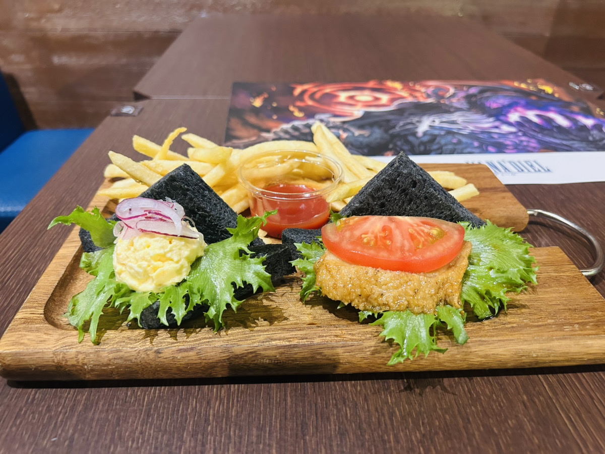 eorzeacafeffxiv's tweet photo. 【エオルゼアカフェ】
シーズナルイベント「エコーズ オブ ヴァナ・ディール」開催中
期間は8/5(水)まで

メニュー紹介
プリッシュのナックルサンドイッチ
さあ、おっぱじめようぜー！

秋葉原・大阪店のみでの取り扱いとなります。
#エオカフェ

【本日の空席情報】
秋葉原店:〇(空席あり)
大阪店:〇(空席あり)
横浜店:△(13時の回以外は空席あり)