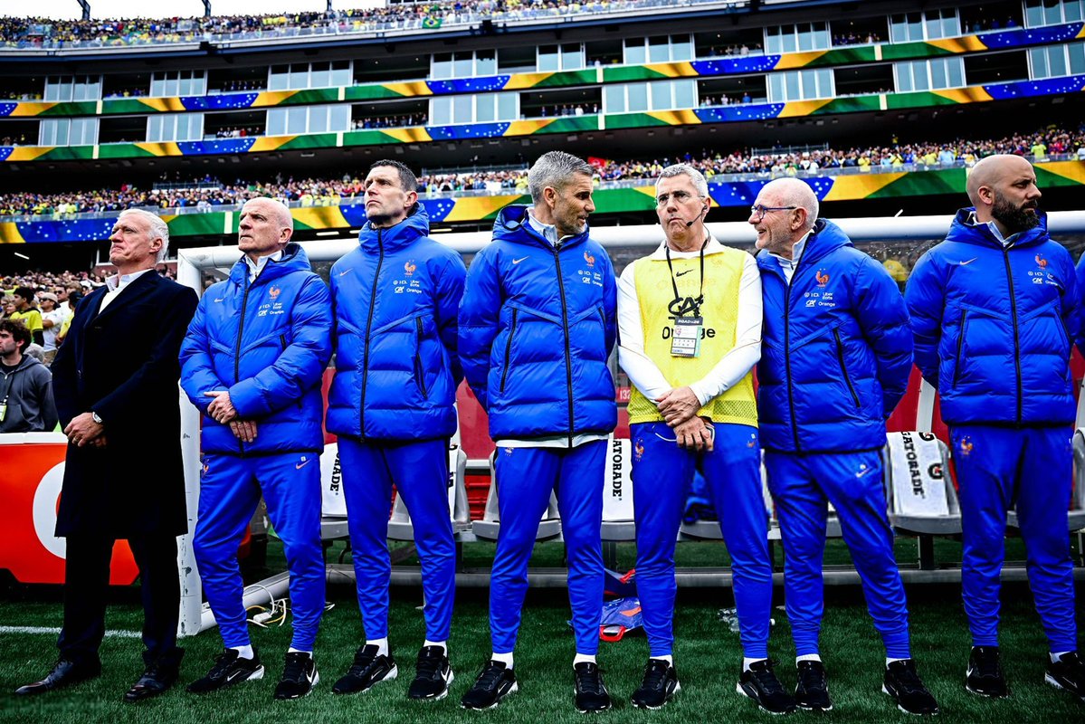 sofialanssari's tweet photo. Combativité, humilité, compétence et, surtout, amour du maillot bleu. L'impact de Didier Deschamps et de son staff sur l'équipe de France durant ces quatorze années restera à jamais gravé dans les mémoires. Merci pour cet incroyable travail, Didier. 🇫🇷❤️🇫🇷 https://t.co/ka0n552UQm