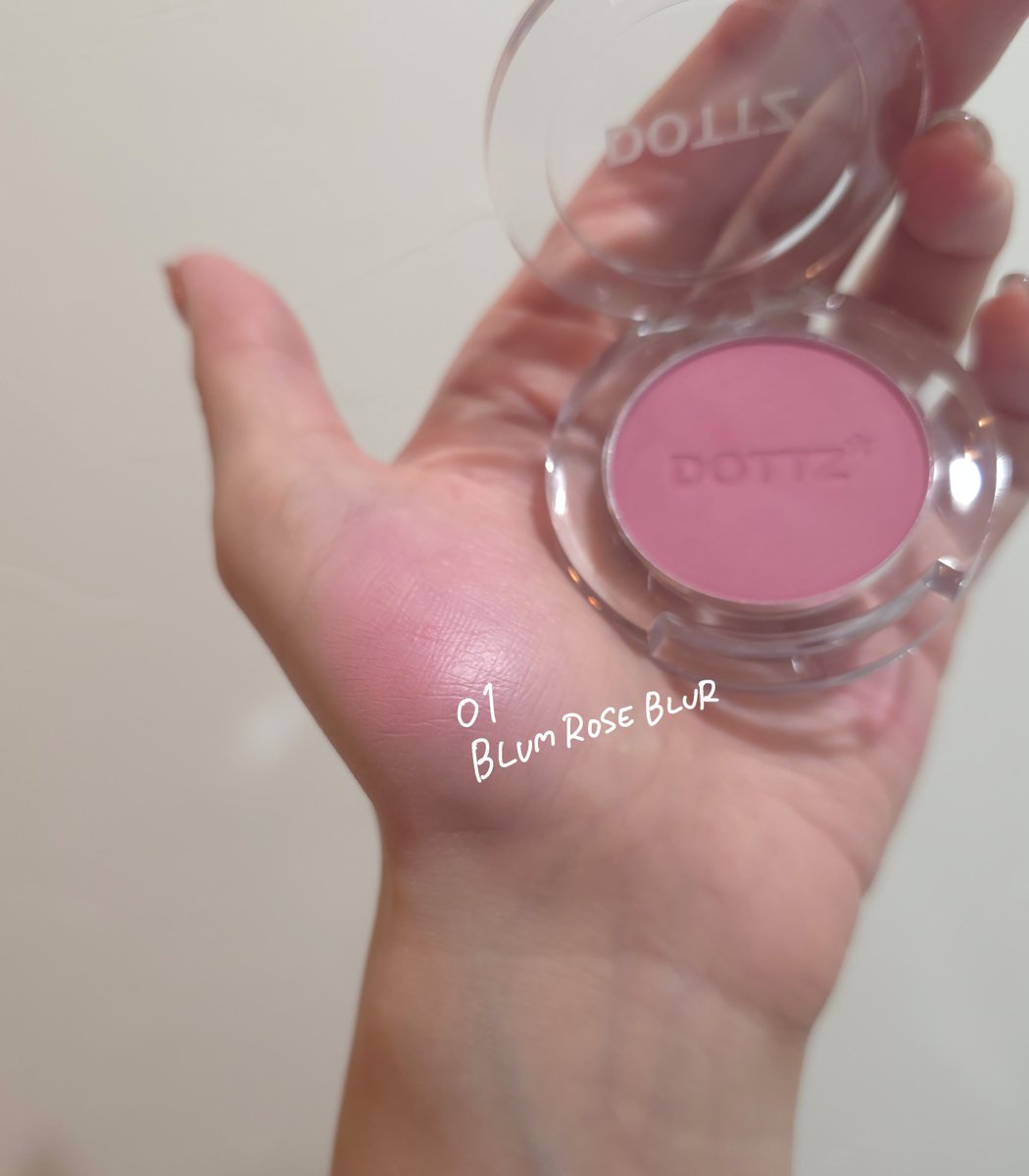 mirinae0314's tweet photo. 🌟#PR @DOTTZ_jp
-❅-
DOTTZ*(ドッツ)
カラーチークポップコマンド
01 BLUM ROSE BLUR
-❅-
#DOTTZ #ドッツ
#カラーチークポップコマンド
DOTTZさんのカラーチークポップコマンドをいただいてお試しさせてもらったよ✨
01ブラムローズブラーはパーソナルカラーを問わずに使えそうなローズピンク꒰⑅ᵕ༚ᵕ꒱˖🩷
粉質はしっとり🫧付け方でぽわっと発色もしっかり発色も自由自在なのがとってもいい〜!!グラデーションも簡単にできたദ്ദി^._.^)
マットなんだけど、ブラシで磨いたらつやっつやになるのすごくない?動画みてほしい〜!🙌🩷
塗りたてのきれいな状態が長時間続いて、夜までしっかり色が残ってくれてたよ!これからの汗だくの季節も期待大◎
他のカラーもすごくかわいくて揃えたくなっちゃいました✨
