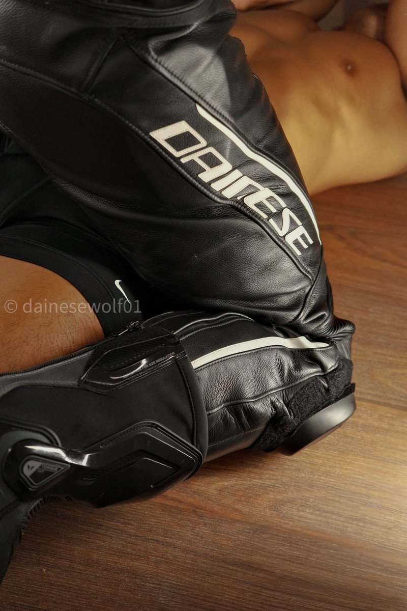 dainesewolf01's tweet photo. Stepping on my hunky boy.
___________________

#dainese #daineseleather #dainesebiker #daineseleatherbiker #leatherbiker #gaybiker #dainesesteelpro #torque3 #dainesetorque3 #bikersuit #leatherfetish #daineseseca4 #daineselagunaseca4 https://t.co/txPcq6rqit