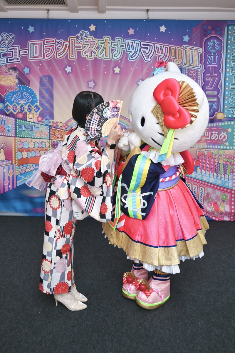 loop_01210's tweet photo. 浴衣で推しちゃんとお写真を撮るみなさま、扇子で顔を隠して見つめ合うのです、とても可愛いのです☺️ https://t.co/ZUZoH4inl2