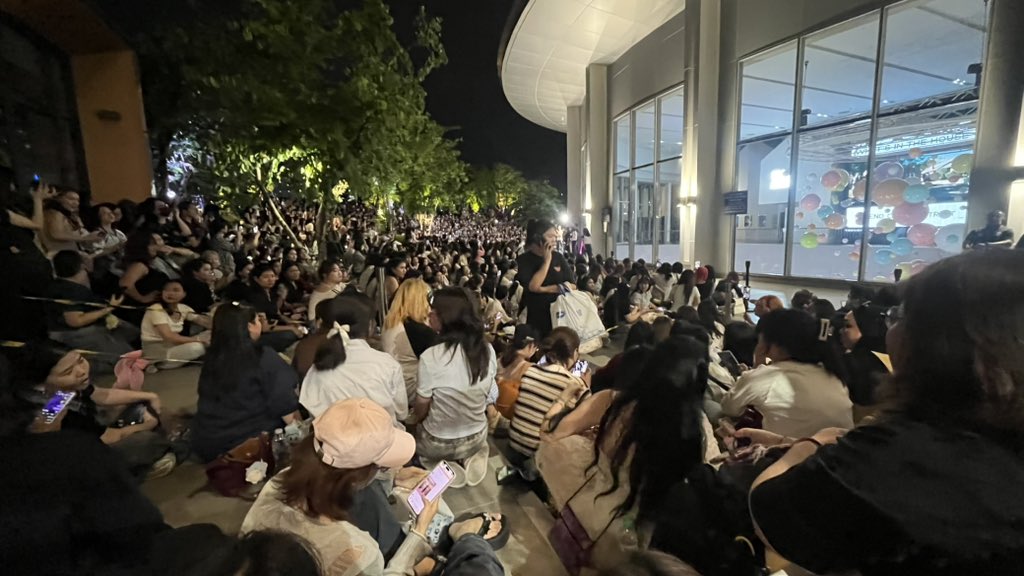 _zomox's tweet photo. รวมพล คนตรงนี้ซวยหมด สตาฟบอกจูมาร์ค จะไม่เดินมาเพราะคนจีน2คน แม่งสลับที่กับคนอื่นเพื่อเขามานั่ง แล้วสตาฟให้ออกไปแต่นางไม่ออก มีทำลร้ายร่างกายสตาฟอีก กูซวยไปแบบกลุ่ม มาแต่เช้าทำไม อดเจอจูมาร์คแบบบ งงหรอวะ จะร้องไห้ 🥲

#งานมหกรรมนิยายนานาชาติ2026xJuniorMark https://t.co/1HYpRcQ6Xl
