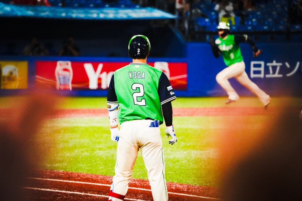 SNE_27's tweet photo. 重馬場を駆けゆく牡馬を見守るヒーローの背中

2026.7.25 ＠神宮
#swallows
#古賀優大 https://t.co/Qiqxel2LLT