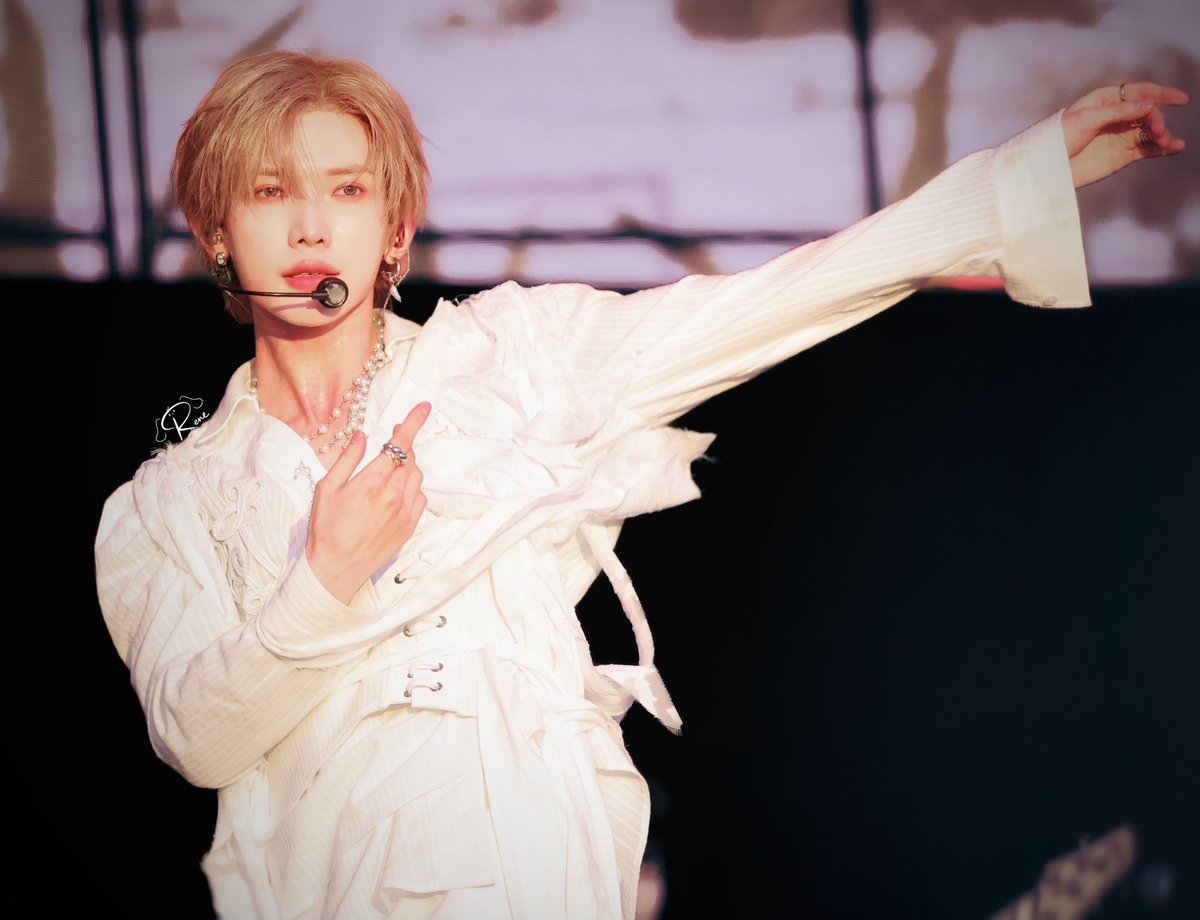 Reneeehoo's tweet photo. 260628 Hyde Park

🪽✨

#ATEEZ #에이티즈 #YEOSANG #여상 https://t.co/H26P37IKMM