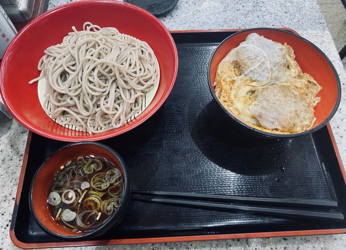 GREATWHITE1018's tweet photo. 飲んだ後のカツ丼、蕎麦が美味いんですけど👍 https://t.co/reinVrH2HW