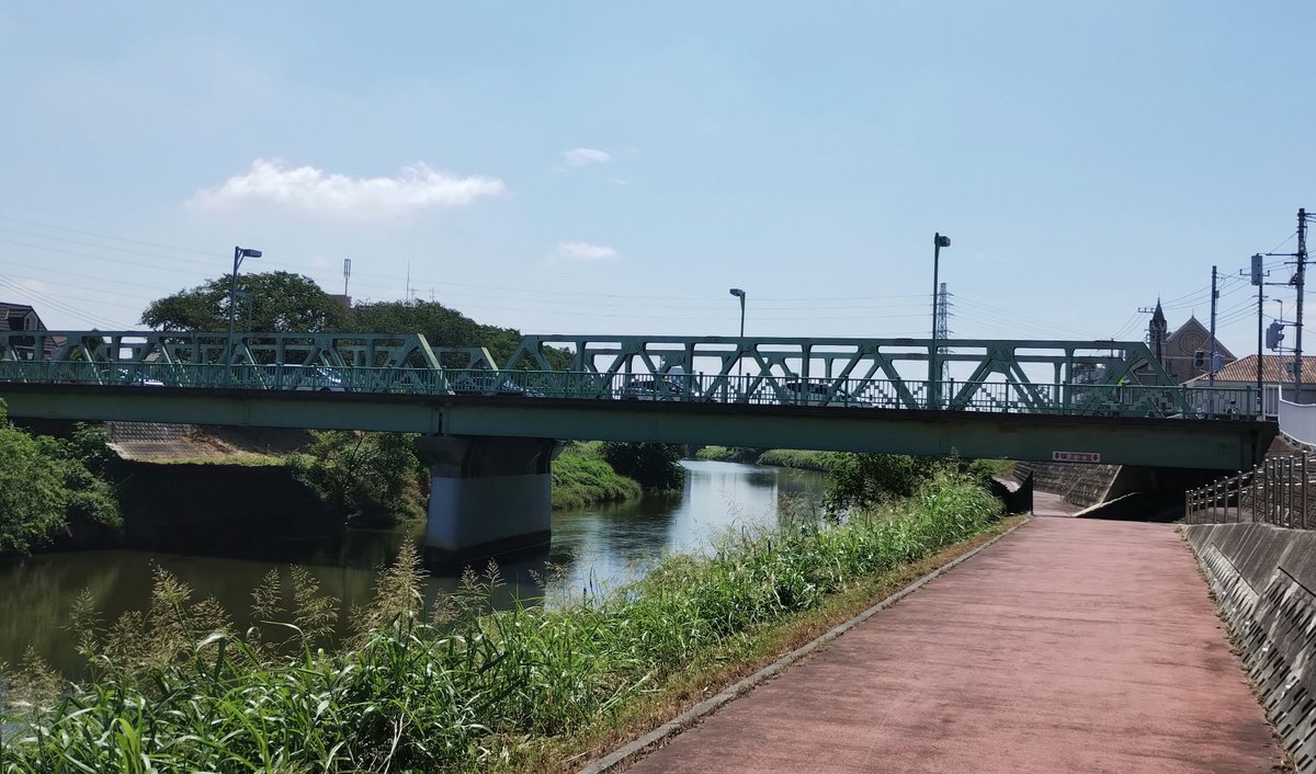 void_const_sky's tweet photo. ここはカンナちゃんと才川さんが「川が合流する場所」まで冒険に行く回で待ち合わせをしていた階段じゃないか！
そしてその裏手は夏祭りでトールが小林さんに気持ちを伝えていた橋のたもとじゃないか！
(実際の花火大会会場からはずいぶん離れた場所がモデルだったんですね) https://t.co/anauEBa016