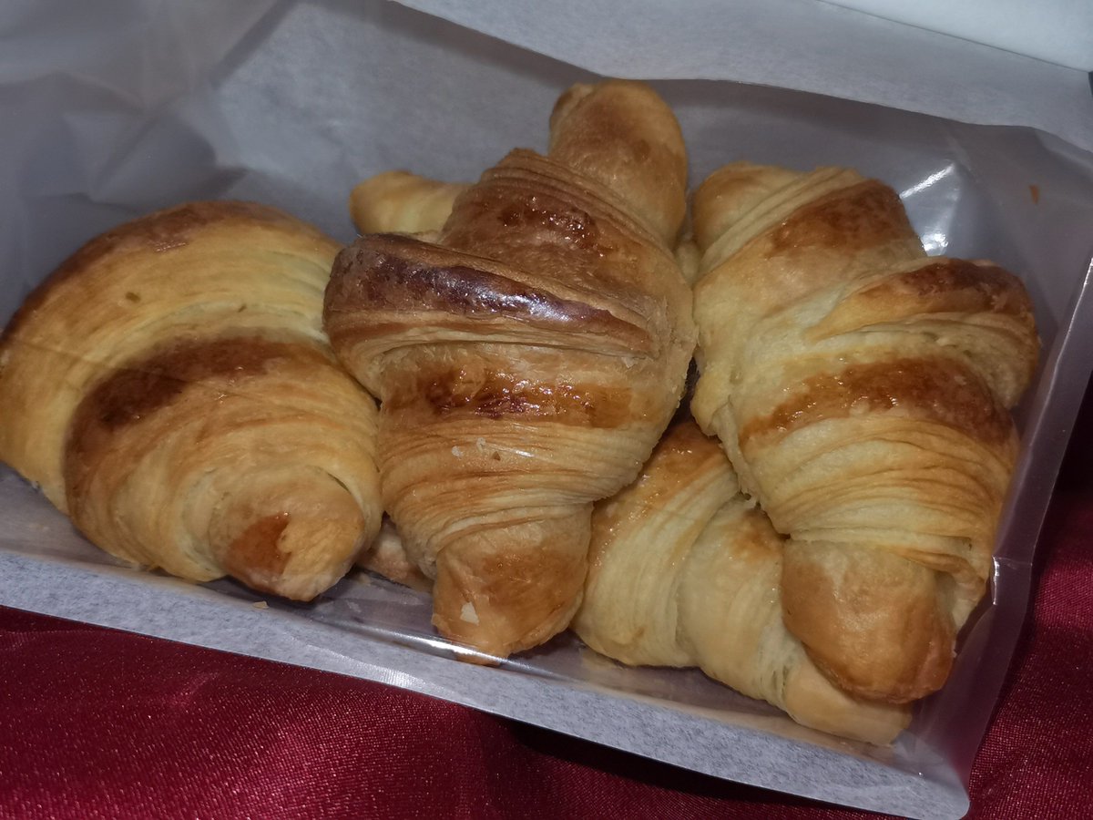 RafaelRodr15604's tweet photo. Just found the last matcha croissant at the bakery—flaky, buttery, and my 7 AM win today. So excited to take my first bite!， https://t.co/GVwSPYRkog
