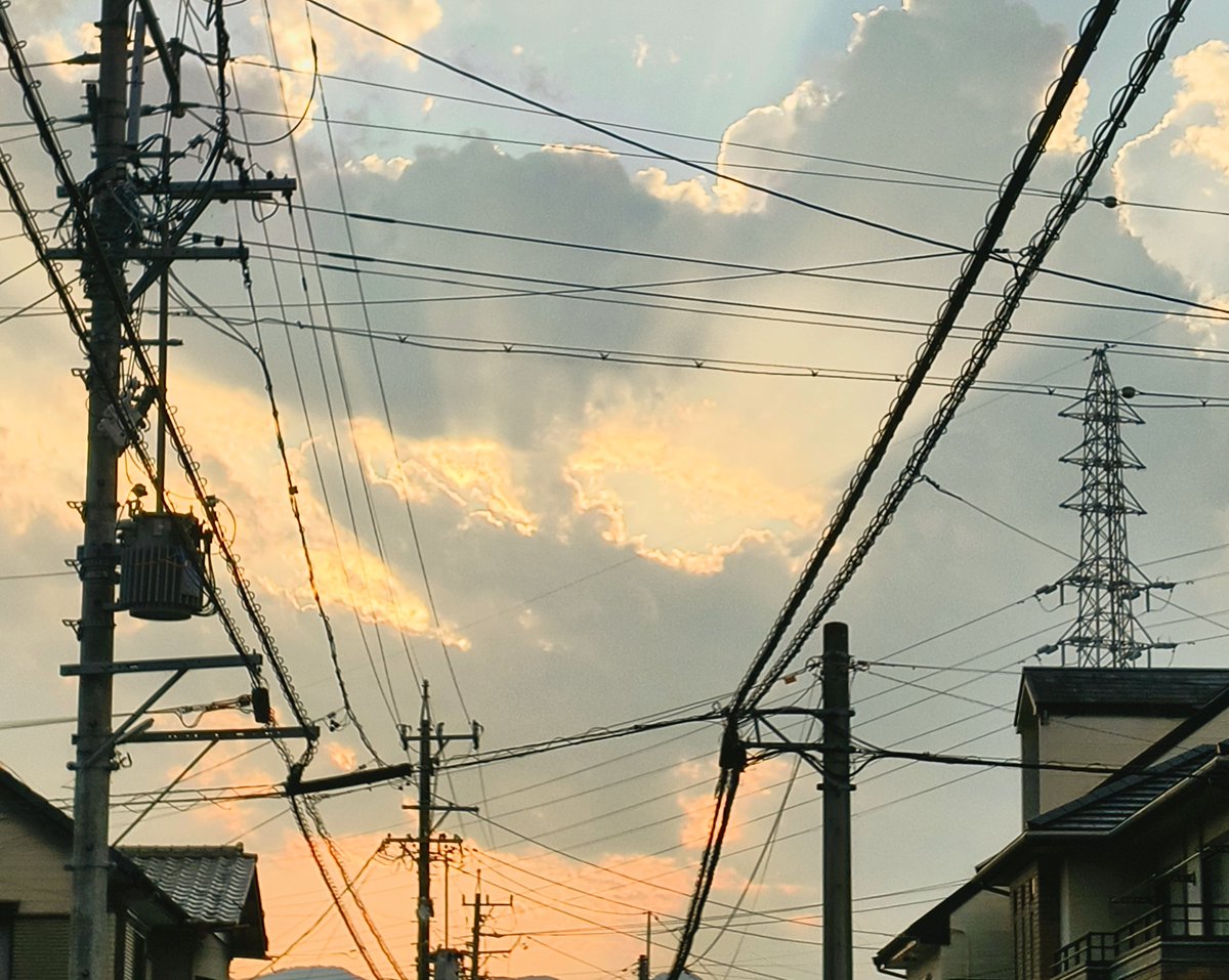 tetsusaxophone's tweet photo. 夕暮れ時のいい感じ
電柱も少なくなってきましたね。 https://t.co/YGTVsrowpJ