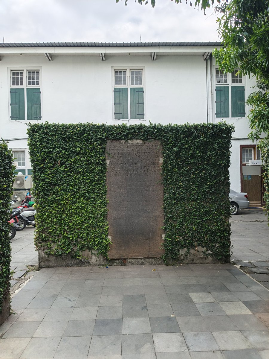 arihadeee's tweet photo. Foto apa pun asalkan museum. 

Kalo lagi di Museum Sejarah Jakarta &amp; mau ke toilet, kalian akan melewati tembok ini

Ini adalah sisa Monumen Pieter Erverbeld. Banyak orang lalu lalang di depannya, tapi sedikit yg tau prasasti ini menyimpan cerita mengerikan dalam sejarah kota https://t.co/Pj4wbIez5h