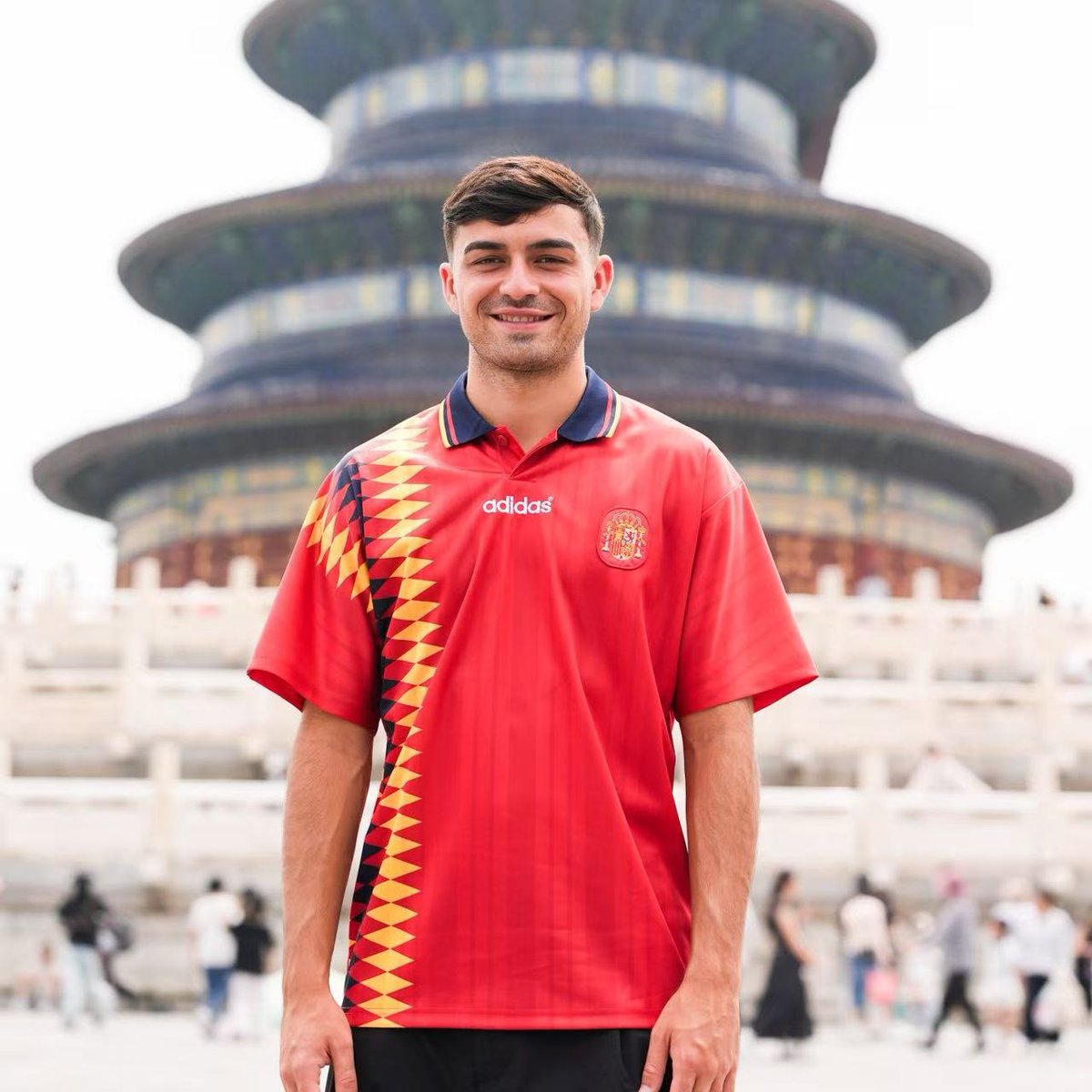 masBOLAA's tweet photo. Tolong beliin Pedri baju wkwk

Masa liburan ke Beijing masih pake baju Timnas Spanyol 🤣🤣 https://t.co/0C55ZuujHr