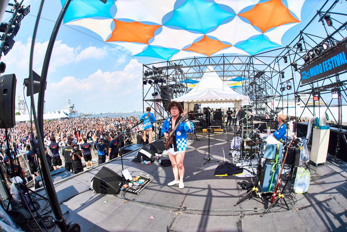 murofes's tweet photo. 【 #ムロフェス2026レポ 】

大縄跳びを経て、モチモチの木の下でお馬を応援し、新曲“キンコンカンコン”を披露するのは四星球！初対面も友達も関係なく、居る人みんな一緒に遊んで笑って、グッときてちょっと泣ける。彼ららしいユーモアと愛がいっぱいの最高のライブだった

pic @ttetteteru
#murofes https://t.co/SNbeUDyPAW