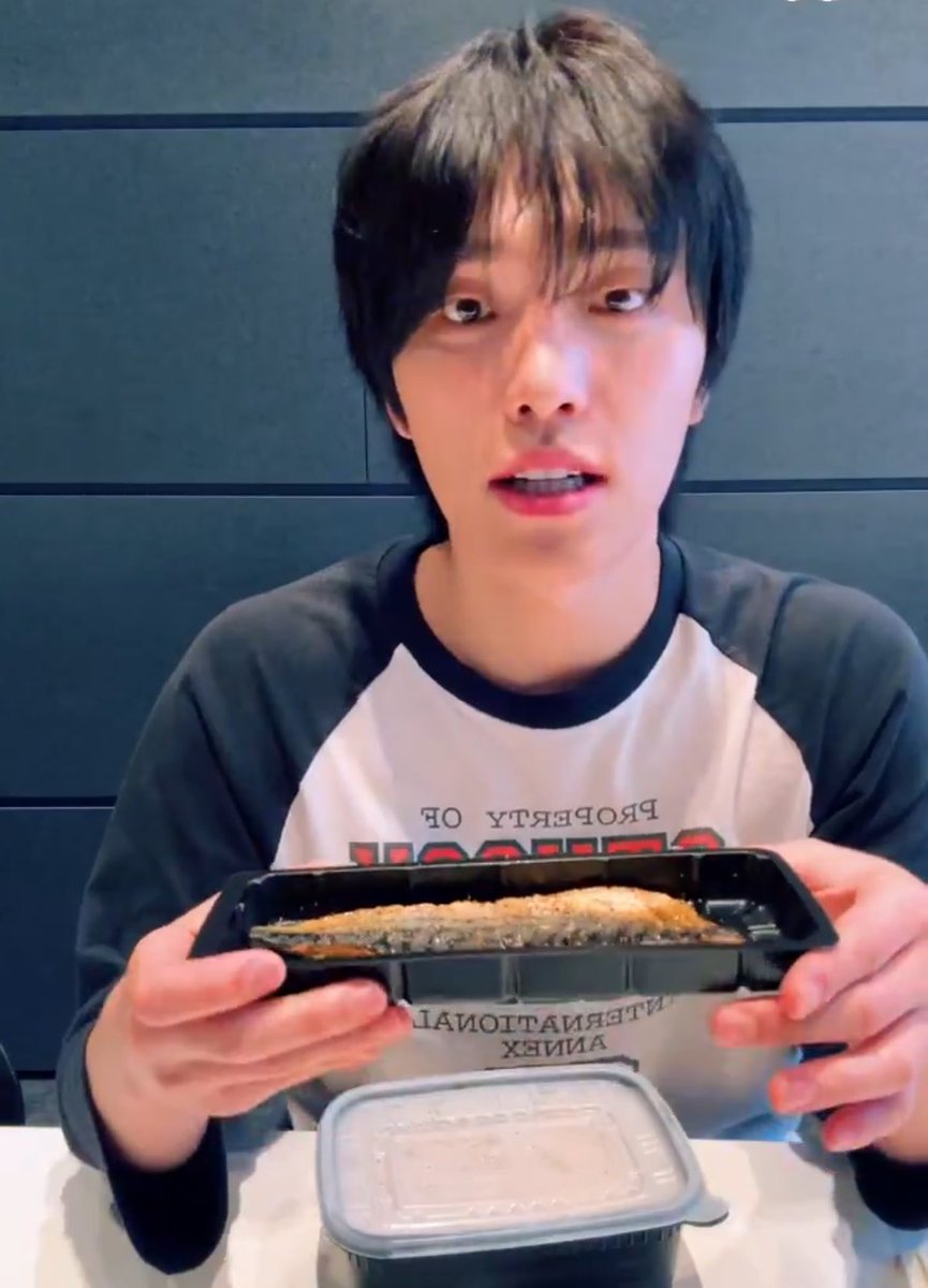wonubliss's tweet photo. eat well, dino! 🖤🥢 https://t.co/CgkX2UoUgo