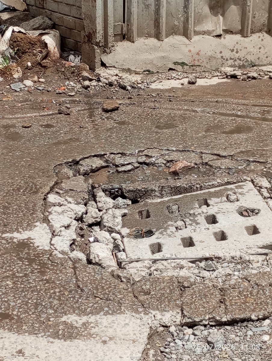 asim90210's tweet photo. @GHMCOnline @CommissionrGHMC @ZC_Charminar @GhmcMayoroffice @zulfeqaraimim @MOHDGHOUSE_CORP @aimim_c Location: Shahgunj near Baba Dairy opp. SSM Poultry. Hyderabad - GHMC Ward 50
#Fatal #Manholes #Ghmc #SaveLives https://t.co/hIxCVZzeRF