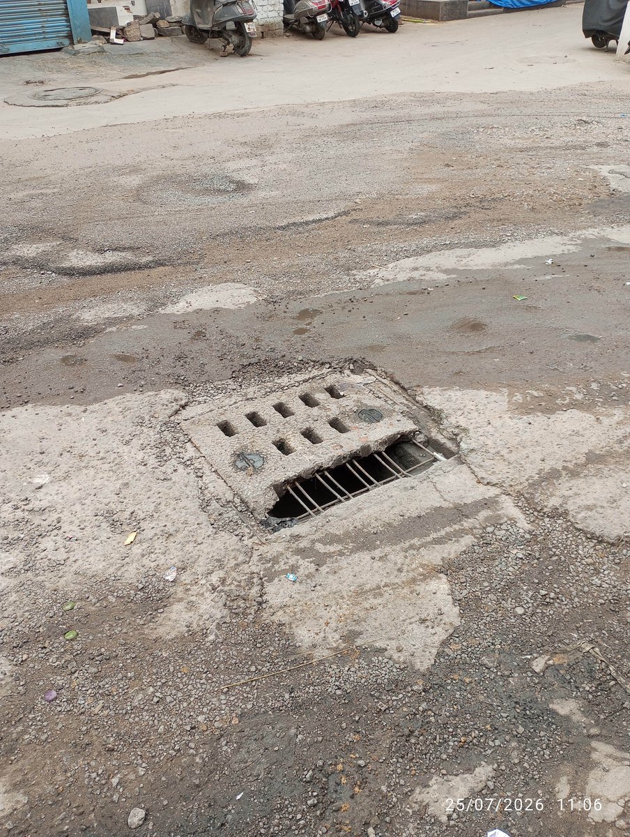 asim90210's tweet photo. @GHMCOnline @CommissionrGHMC @ZC_Charminar @GhmcMayoroffice @zulfeqaraimim @MOHDGHOUSE_CORP @aimim_c Location: Shahgunj near Baba Dairy opp. SSM Poultry. Hyderabad - GHMC Ward 50
#Fatal #Manholes #Ghmc #SaveLives https://t.co/hIxCVZzeRF