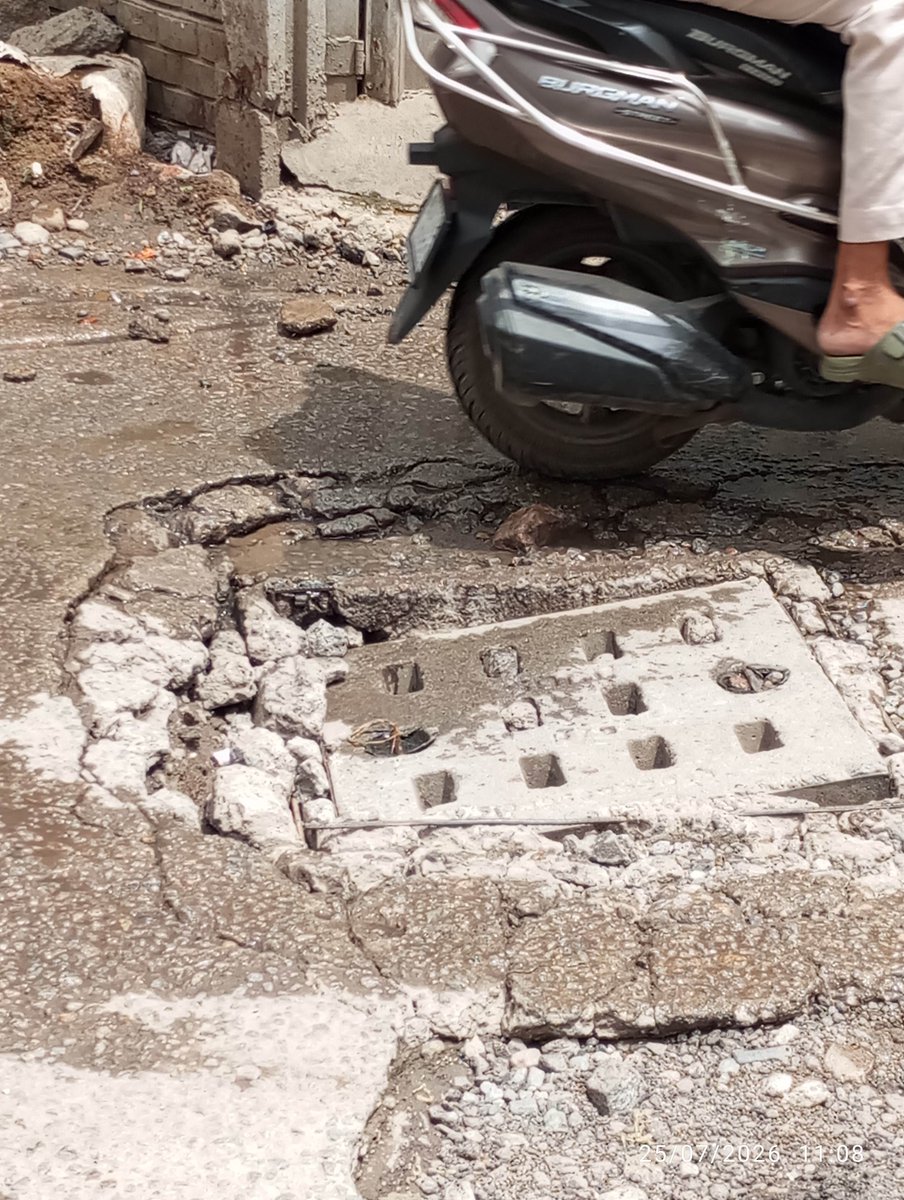 asim90210's tweet photo. @GHMCOnline @CommissionrGHMC @ZC_Charminar @GhmcMayoroffice @zulfeqaraimim @MOHDGHOUSE_CORP @aimim_c Location: Shahgunj near Baba Dairy opp. SSM Poultry. Hyderabad - GHMC Ward 50
#Fatal #Manholes #Ghmc #SaveLives https://t.co/hIxCVZzeRF